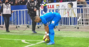 奥斯梅恩面对坦桑尼亚7次射门但未进球：1球被吹+1球被极限解围（奥斯梅恩对阵坦桑尼亚7射仍挂零：一球被判无效、一次被门线解围）