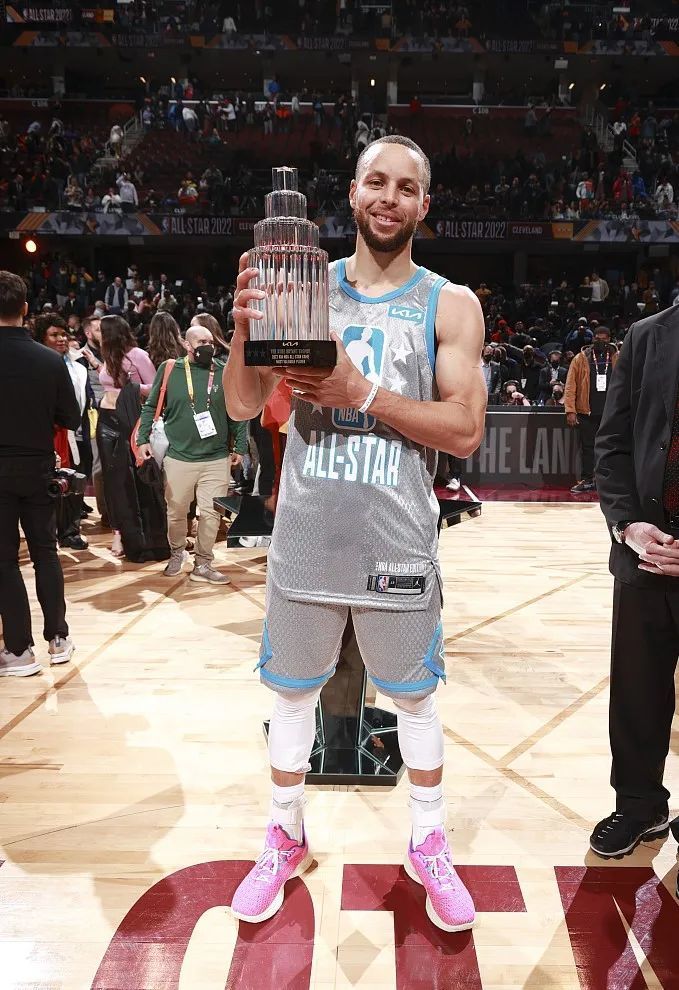 科里纳：正讨论足球中教练喊暂停的可能性，努力寻找解决方案（科里纳：正探讨在足球引入教练暂停的可行性，方案制定加紧推进）