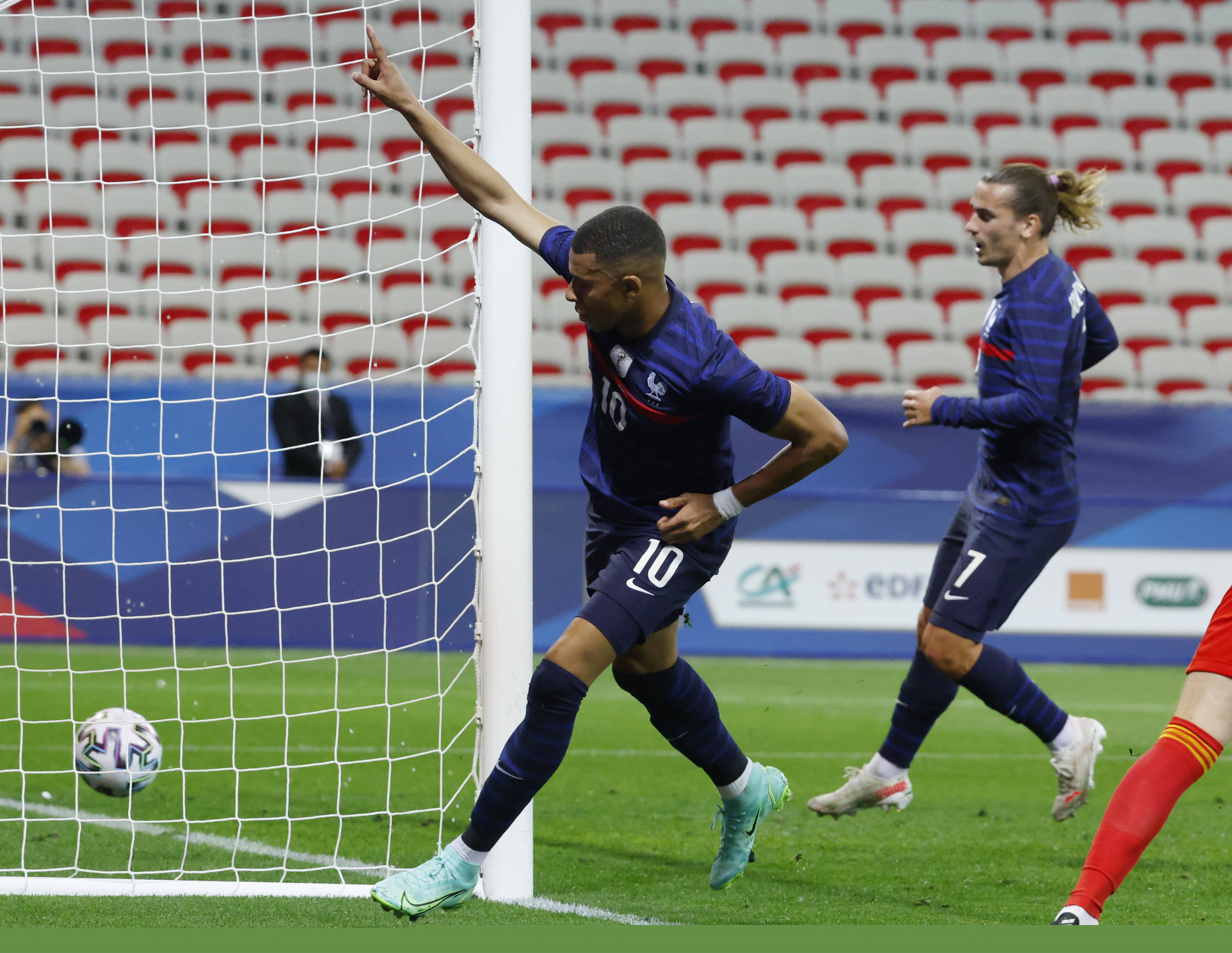 瓦拉内：现在的足球比赛太多了；未来可能会回皇马任职（瓦拉内：赛程过密，未来或回皇马任职）