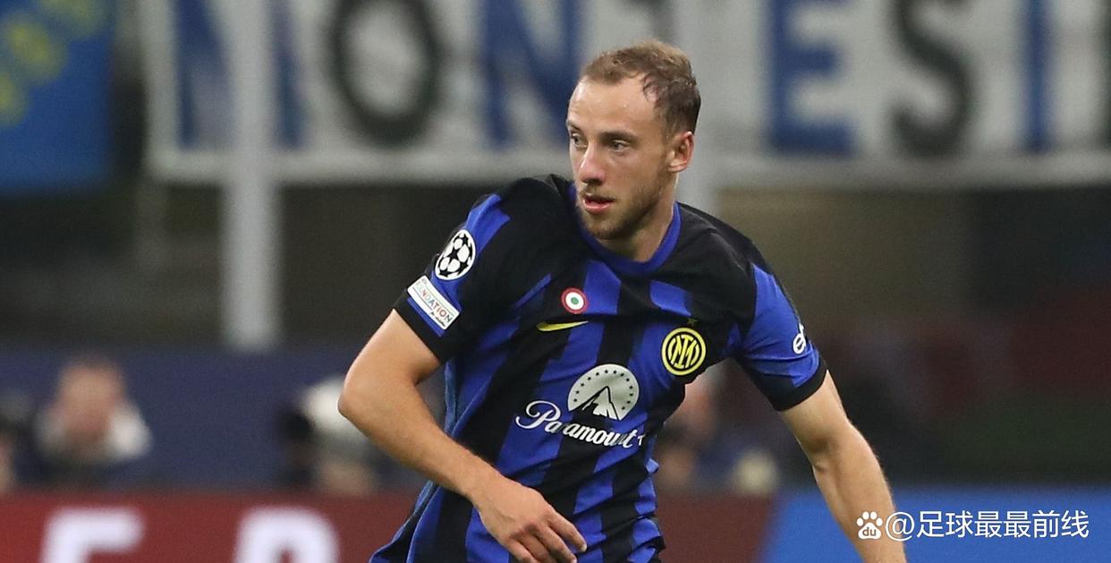 门将助攻前锋！离谱名场面