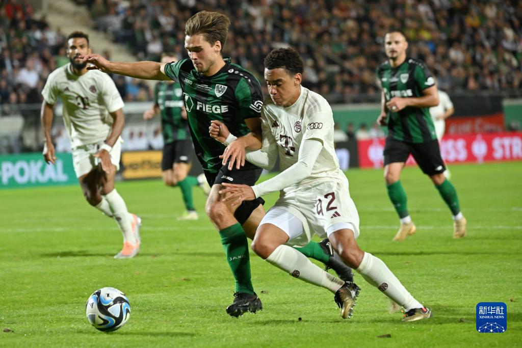 前意甲裁判谈DV9点球被吹：他和防守球员互有拉扯，都不犯规（前意甲裁判谈DV9争议点球：与后卫互相拉扯，均无犯规）