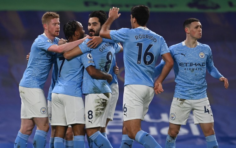 欧文突破防守助攻制胜（欧文强突破防线送出制胜妙传）