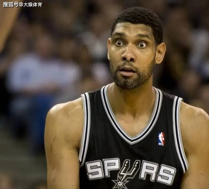 主持人爆料：麦金在圣米伦时，曾被队友扔出的训练杆刺伤大腿（主持人透露：麦金效力圣米伦期间曾被队友掷出的训练杆扎伤大腿）