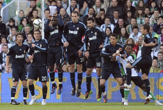 孔蒂比赛中指责小法让科莫球员假摔：你们是故意这么做的吗（孔蒂赛中质问小法：是否指使科莫球员假摔？）