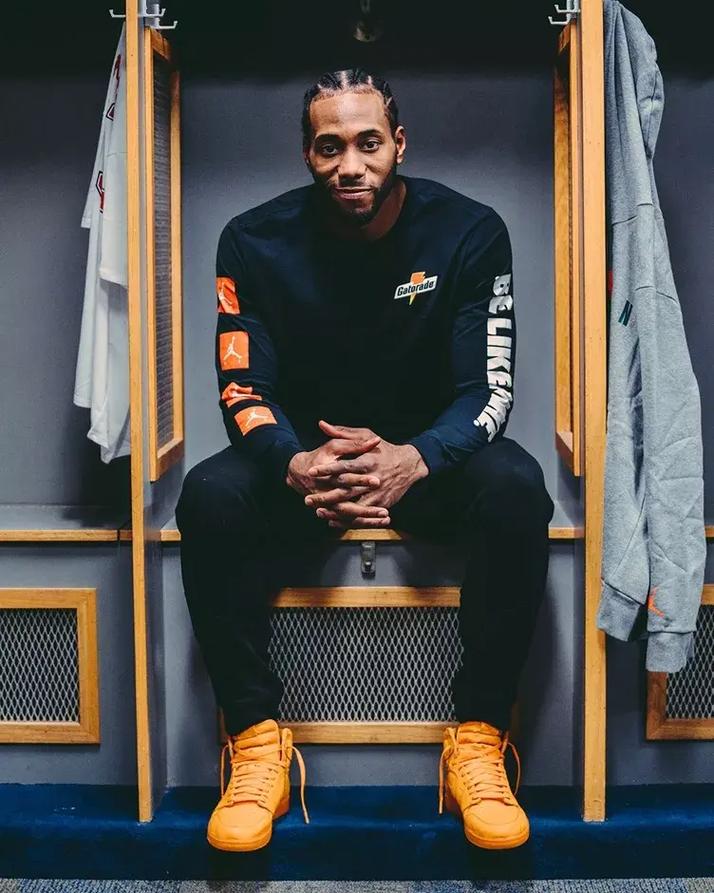 赛前梅州球迷晒多幅Tifo，致敬投资人魏晋平与梅州全体队员（梅州球迷赛前展示多幅Tifo，向投资人魏晋平及全队致敬）