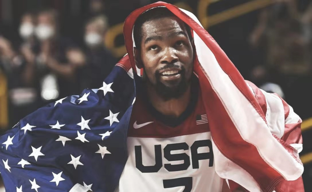 广东籍球员廖锦涛、吕焯毅参与英博队内的大连话挑战，前者胜（英博队内大连话挑战：广东籍廖锦涛胜出，吕焯毅参赛）